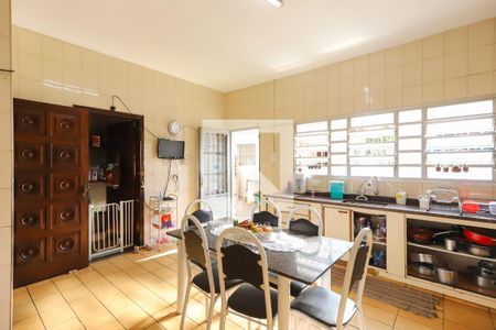 Casa à venda com 450m², 4 quartos e 2 vagas Casa à venda com 450m², 4 quartos e 2 vagasCozinha