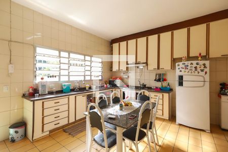 Casa à venda com 450m², 4 quartos e 2 vagas Casa à venda com 450m², 4 quartos e 2 vagasCozinha