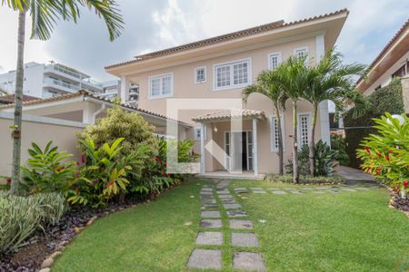 Casa de condomínio à venda com 600m², 6 quartos e 2 vagasFachada