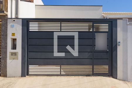 Casa à venda com 120m², 3 quartos e 2 vagas Casa à venda com 120m², 3 quartos e 2 vagasFachada