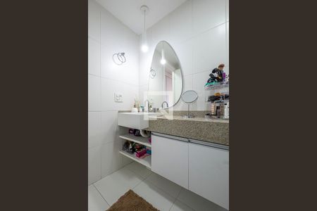 Apartamento à venda com 70m², 2 quartos e 2 vagasSuíte - Banheiro