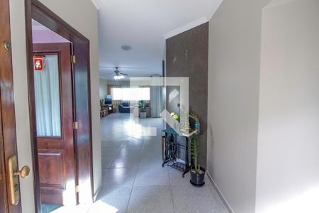 Casa à venda com 330m², 5 quartos e 4 vagasEntrada
