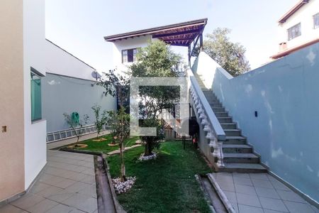 Casa à venda com 330m², 5 quartos e 4 vagasQuintal
