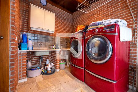 Casa à venda com 320m², 3 quartos e 4 vagas Casa à venda com 320m², 3 quartos e 4 vagasQuintal - Lavanderia