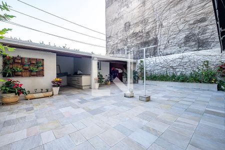 Casa à venda com 320m², 3 quartos e 4 vagas Casa à venda com 320m², 3 quartos e 4 vagasQuintal