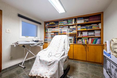 Casa à venda com 320m², 3 quartos e 4 vagas Casa à venda com 320m², 3 quartos e 4 vagasQuarto dos fundos 1