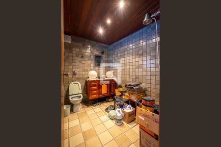 Casa à venda com 320m², 3 quartos e 4 vagas Casa à venda com 320m², 3 quartos e 4 vagasQuintal - Banheiro