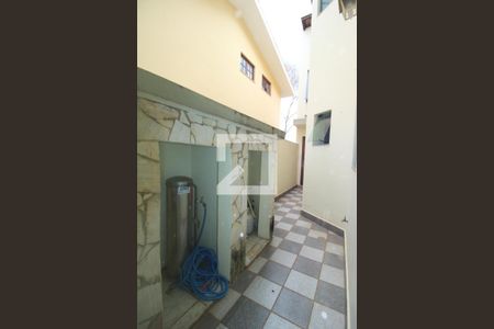 Casa para alugar com 234m², 4 quartos e 2 vagasCorredor externo