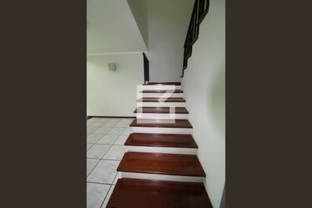 Casa para alugar com 234m², 4 quartos e 2 vagasEscada