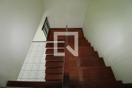 Casa para alugar com 234m², 4 quartos e 2 vagasEscada