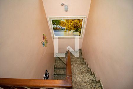 Casa à venda com 108m², 3 quartos e 2 vagas Casa à venda com 108m², 3 quartos e 2 vagasEscada