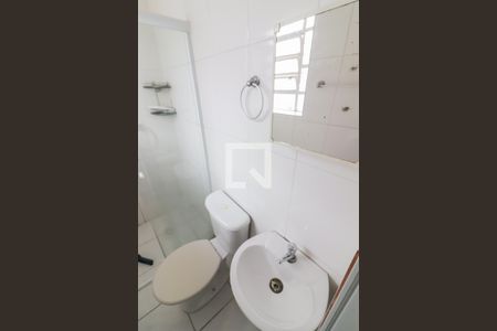 Banheiro de kitnet/studio para alugar com 1 quarto, 12m² em Vila Gomes, São Paulo