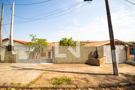 Casa à venda com 71m², 2 quartos e 5 vagas Casa à venda com 71m², 2 quartos e 5 vagasFachada