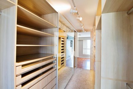 Apartamento à venda com 366m², 3 quartos e 4 vagas Apartamento à venda com 366m², 3 quartos e 4 vagasCloset da Suíte