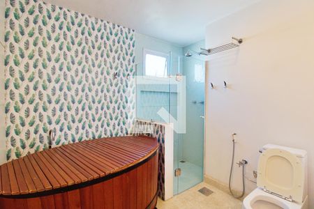 Apartamento à venda com 366m², 3 quartos e 4 vagas Apartamento à venda com 366m², 3 quartos e 4 vagasBanheiro da Suíte