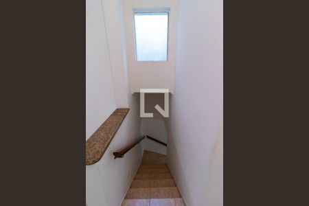 Casa à venda com 100m², 2 quartos e 2 vagasEscada