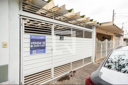 Casa à venda com 180m², 3 quartos e 2 vagas Casa à venda com 180m², 3 quartos e 2 vagasFachada