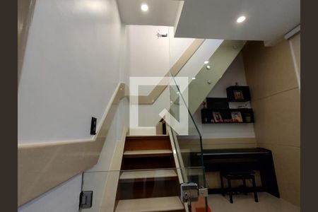 Apartamento à venda com 185m², 2 quartos e 1 vaga Apartamento à venda com 185m², 2 quartos e 1 vagaEscada