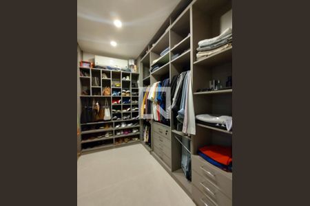 Apartamento à venda com 185m², 2 quartos e 1 vaga Apartamento à venda com 185m², 2 quartos e 1 vagaCloset da suíte