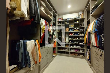 Apartamento à venda com 185m², 2 quartos e 1 vaga Apartamento à venda com 185m², 2 quartos e 1 vagaCloset da suíte