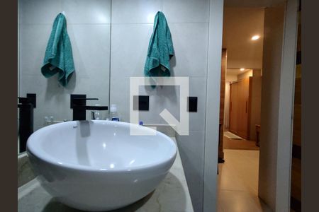 Apartamento à venda com 185m², 2 quartos e 1 vaga Apartamento à venda com 185m², 2 quartos e 1 vagaBanheiro da Suíte 2