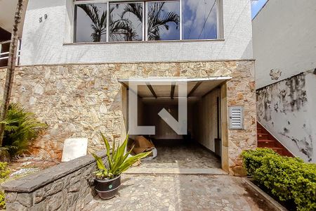 Casa à venda com 420m², 2 quartos e 1 vaga Casa à venda com 420m², 2 quartos e 1 vagaFachada