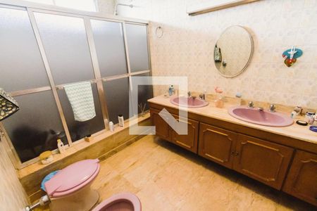 Casa à venda com 438m², 4 quartos e 4 vagas Casa à venda com 438m², 4 quartos e 4 vagasBanheiro da Suíte 1