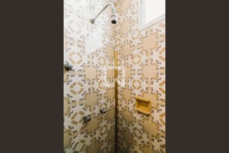 Casa à venda com 438m², 4 quartos e 4 vagas Casa à venda com 438m², 4 quartos e 4 vagasBanheiro da Suíte 2 Chuveiro