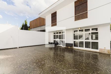 Casa à venda com 438m², 4 quartos e 4 vagas Casa à venda com 438m², 4 quartos e 4 vagasQuintal