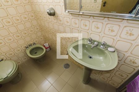 Casa à venda com 438m², 4 quartos e 4 vagas Casa à venda com 438m², 4 quartos e 4 vagasEdícula Banheiro