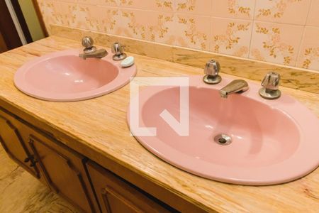 Casa à venda com 438m², 4 quartos e 4 vagas Casa à venda com 438m², 4 quartos e 4 vagasBanheiro da Suíte 3 Pia