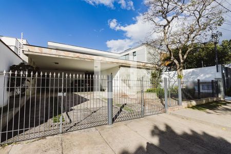 Casa à venda com 438m², 4 quartos e 4 vagas Casa à venda com 438m², 4 quartos e 4 vagasFachada