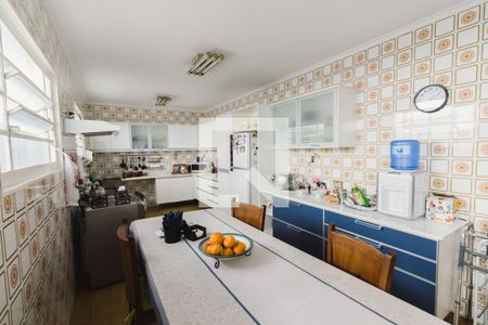 Casa à venda com 438m², 4 quartos e 4 vagas Casa à venda com 438m², 4 quartos e 4 vagasCozinha