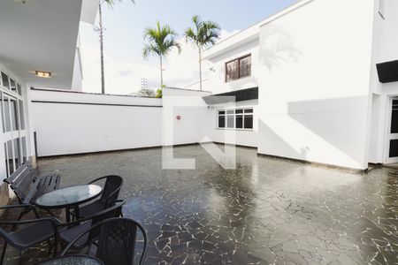 Casa à venda com 438m², 4 quartos e 4 vagas Casa à venda com 438m², 4 quartos e 4 vagasQuintal