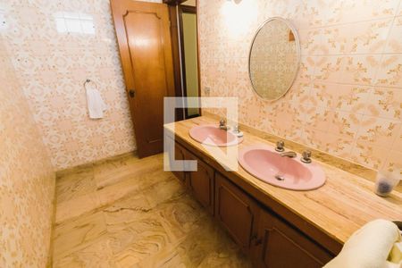 Casa à venda com 438m², 4 quartos e 4 vagas Casa à venda com 438m², 4 quartos e 4 vagasBanheiro da Suíte 3