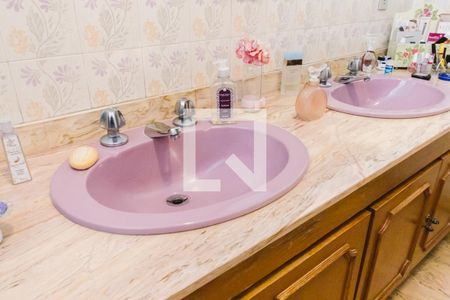 Casa à venda com 438m², 4 quartos e 4 vagas Casa à venda com 438m², 4 quartos e 4 vagasBanheiro da Suíte 1 Pia