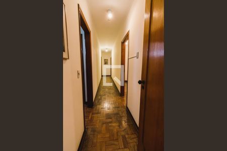 Casa à venda com 438m², 4 quartos e 4 vagas Casa à venda com 438m², 4 quartos e 4 vagasCorredor