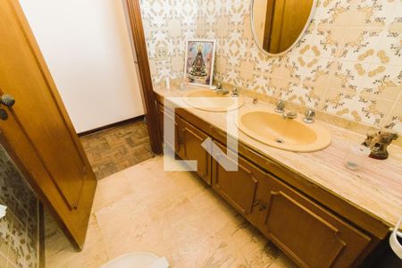 Casa à venda com 438m², 4 quartos e 4 vagas Casa à venda com 438m², 4 quartos e 4 vagasBanheiro da Suíte 2