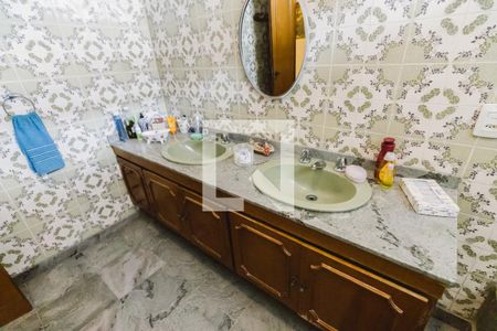 Casa à venda com 438m², 4 quartos e 4 vagas Casa à venda com 438m², 4 quartos e 4 vagasBanheiro da Suíte 4