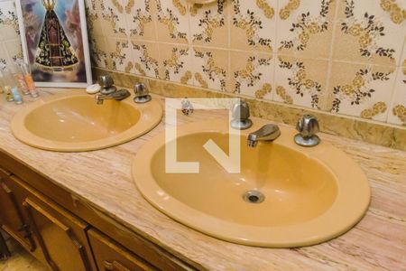 Casa à venda com 438m², 4 quartos e 4 vagas Casa à venda com 438m², 4 quartos e 4 vagasBanheiro da Suíte 2 Pia