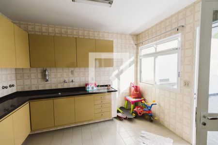 Casa à venda com 438m², 4 quartos e 4 vagas Casa à venda com 438m², 4 quartos e 4 vagasEdícula Cozinha