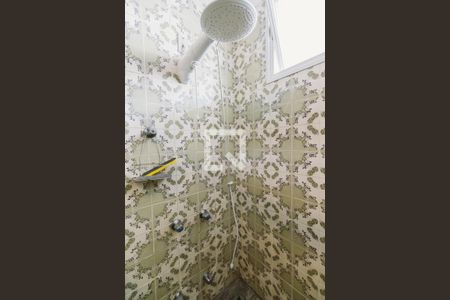 Casa à venda com 438m², 4 quartos e 4 vagas Casa à venda com 438m², 4 quartos e 4 vagasBanheiro da Suíte 4 Chuveiro