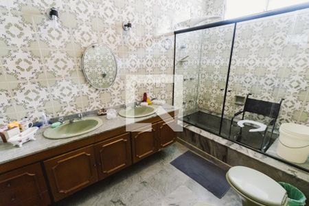 Casa à venda com 438m², 4 quartos e 4 vagas Casa à venda com 438m², 4 quartos e 4 vagasBanheiro da Suíte 4