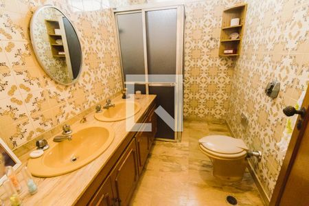 Casa à venda com 438m², 4 quartos e 4 vagas Casa à venda com 438m², 4 quartos e 4 vagasBanheiro da Suíte 2