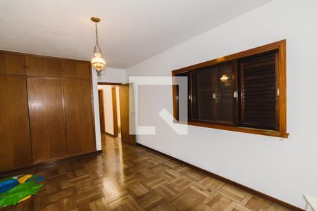 Casa à venda com 438m², 4 quartos e 4 vagas Casa à venda com 438m², 4 quartos e 4 vagasEdícula Quarto 2