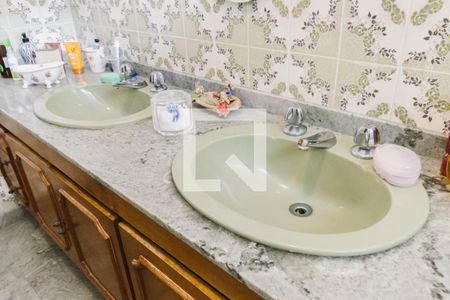 Casa à venda com 438m², 4 quartos e 4 vagas Casa à venda com 438m², 4 quartos e 4 vagasBanheiro da Suíte 4 Pia