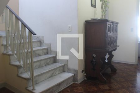 Casa à venda com 250m², 4 quartos e 2 vagasEscada