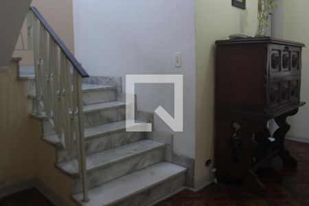 Casa à venda com 250m², 4 quartos e 2 vagasEscada