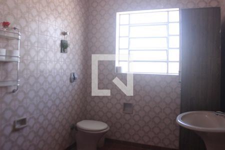 Casa à venda com 250m², 4 quartos e 2 vagasBanheiro do corredor