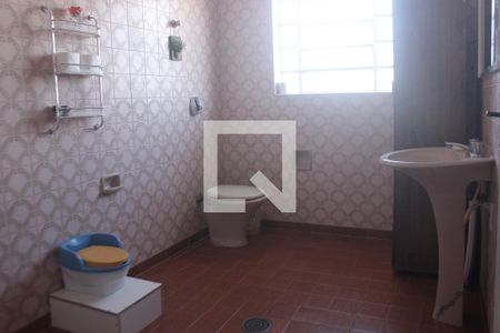 Casa à venda com 250m², 4 quartos e 2 vagasBanheiro do corredor